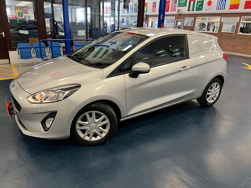 Käytetty Ford Fiesta 85 HP (62 kW) 2019 Hopea Viistoperä