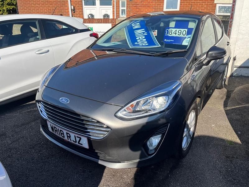 Used Ford Fiesta Zetec 100 HP (73 kW) 2018 Grey Hatchback