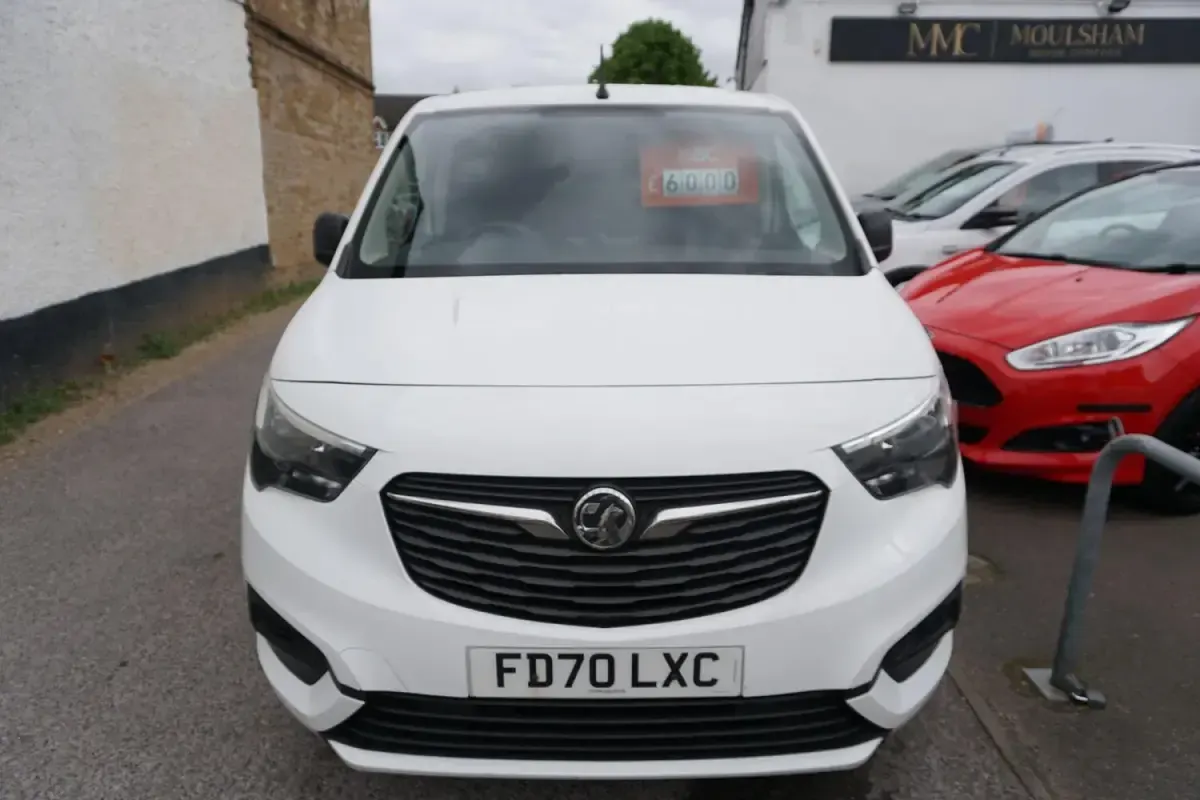 Used Vauxhall Combo Sportive 100 HP (73 kW) 2020 White MPV