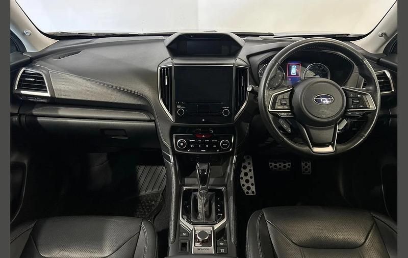 Begagnad Subaru Forester Premium 147 HK (108 kW) 2020 Grå SUV