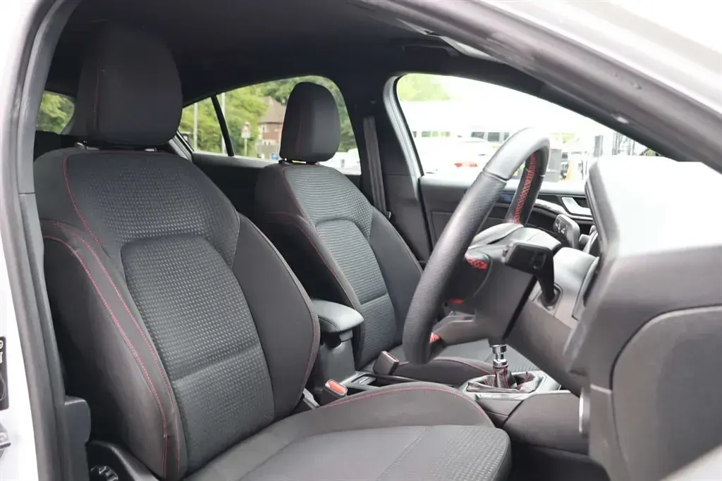 Used Ford Focus ST-Line 125 HP (91 kW) 2019 White Hatchback