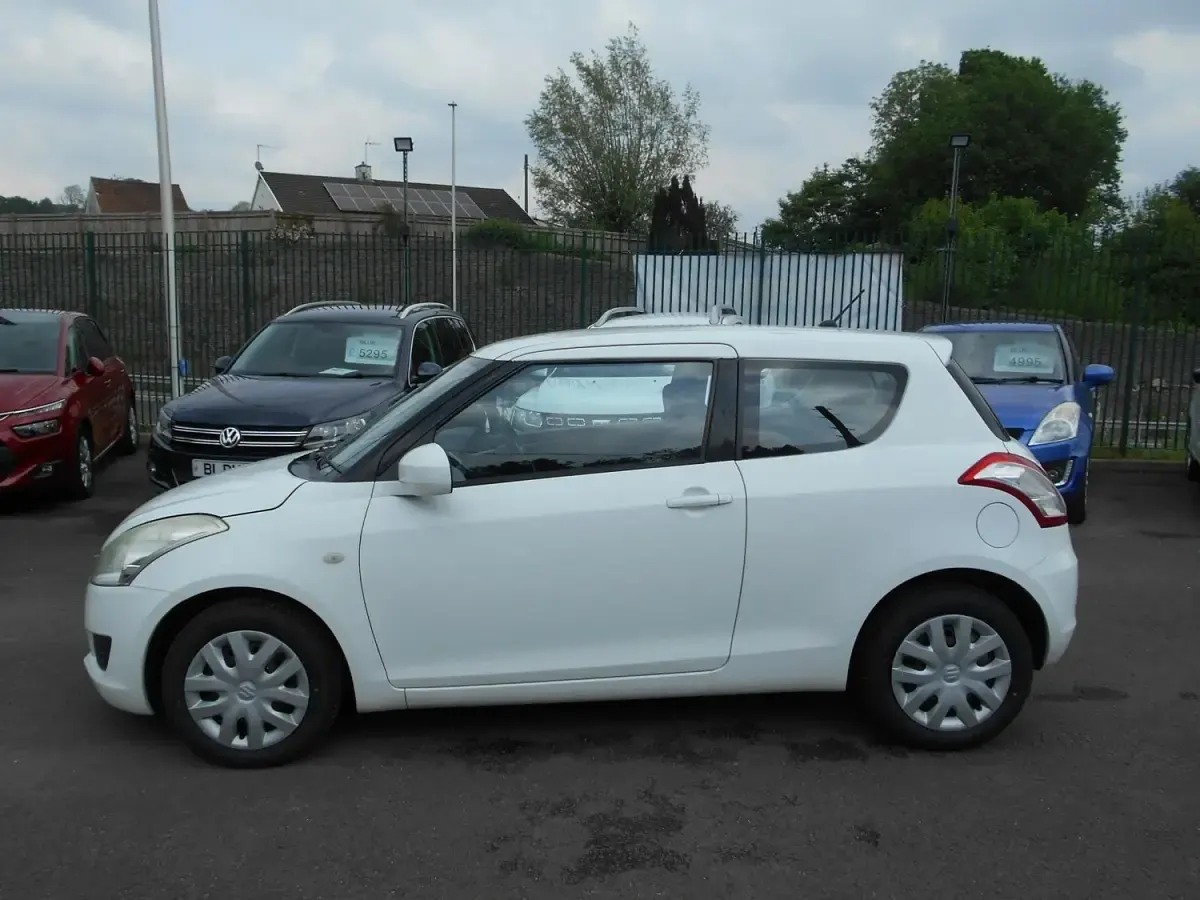 Używany Suzuki Swift 94 KM (69 kW) 2012 Biały Hatchback