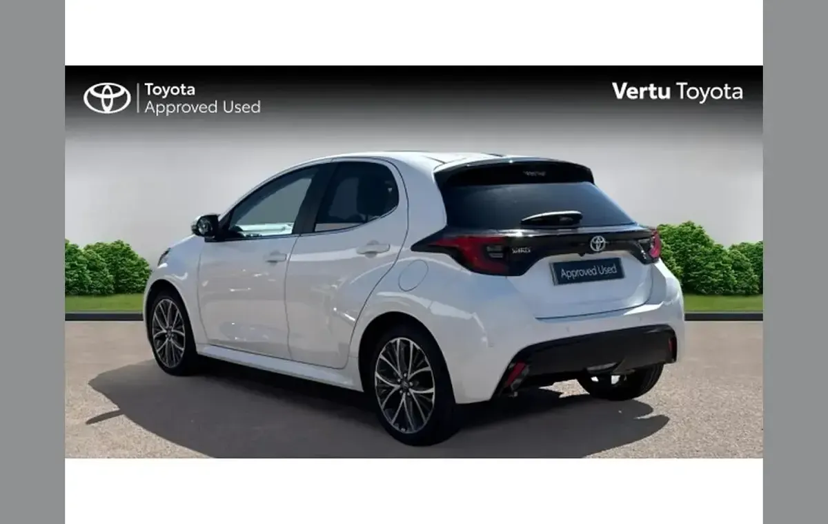 Used Toyota Yaris 116 HP (85 kW) 2022 White Hatchback