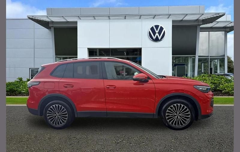 Begagnad VW Tiguan Match 147 HK (108 kW) 2024 Röd SUV
