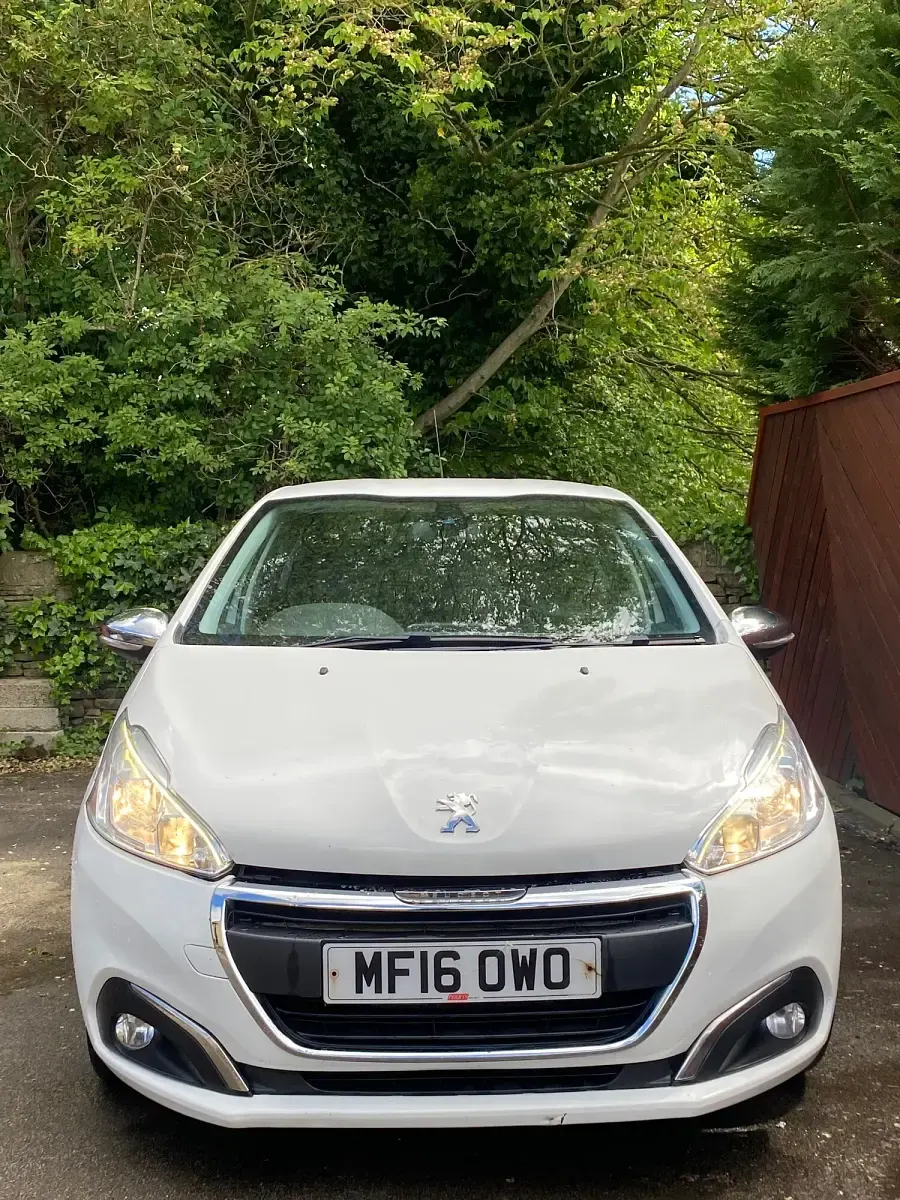Used Peugeot 208 Allure 2016 White Hatchback