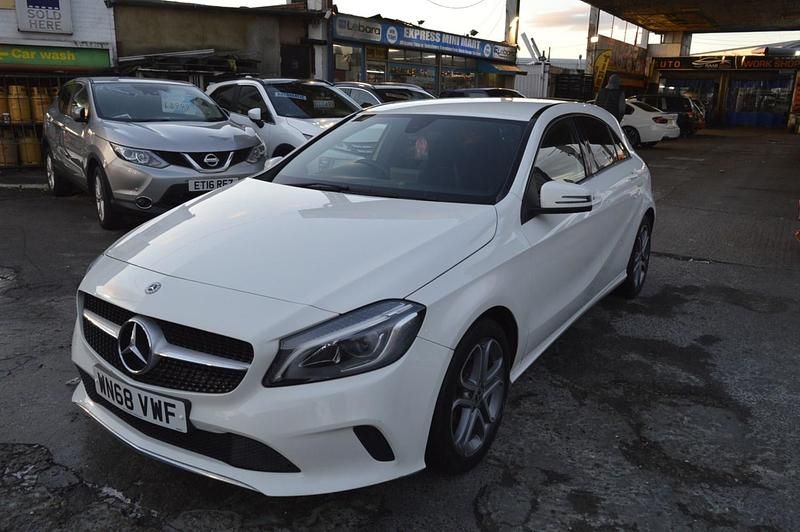 Begagnad Mercedes A180 Sport Edition 2018 Vit Halvkombi