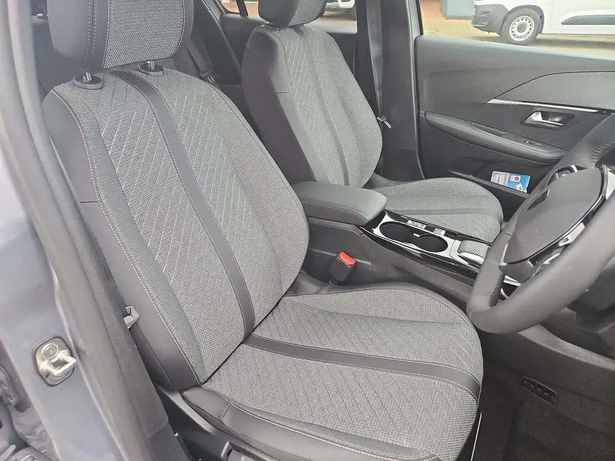New Peugeot e-208 Allure 100 kW (136 HP) 2025 Grey Hatchback