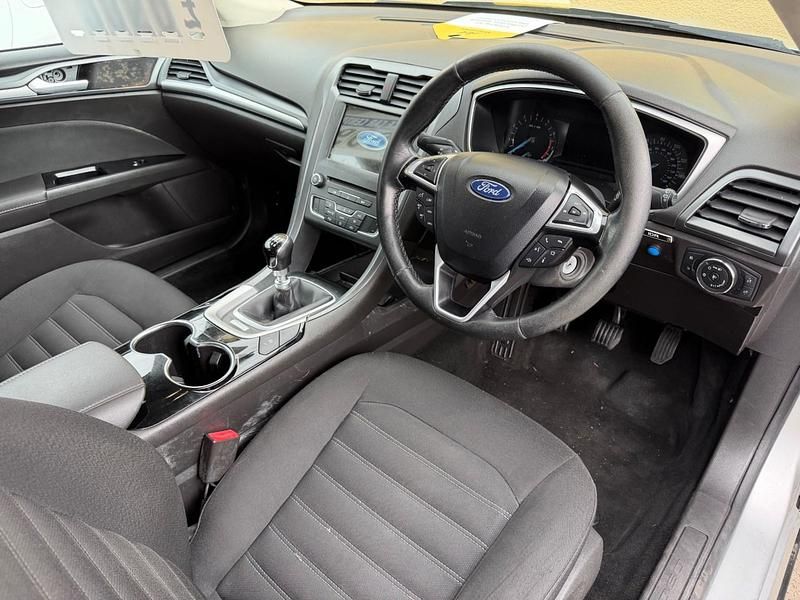 Usado Ford Mondeo Zetec 160 CV (117 kW) 2017 Plateado Familiar