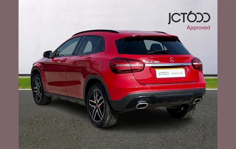 Used Mercedes GLA180 Urban 120 HP (88 kW) 2019 Red SUV