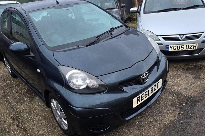 Used Toyota Aygo 67 HP (49 kW) 2011 Green Hatchback