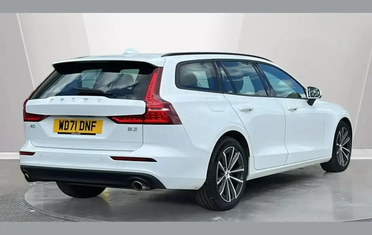 Used Volvo V60 Momentum 161 HP (118 kW) 2022 White Estate