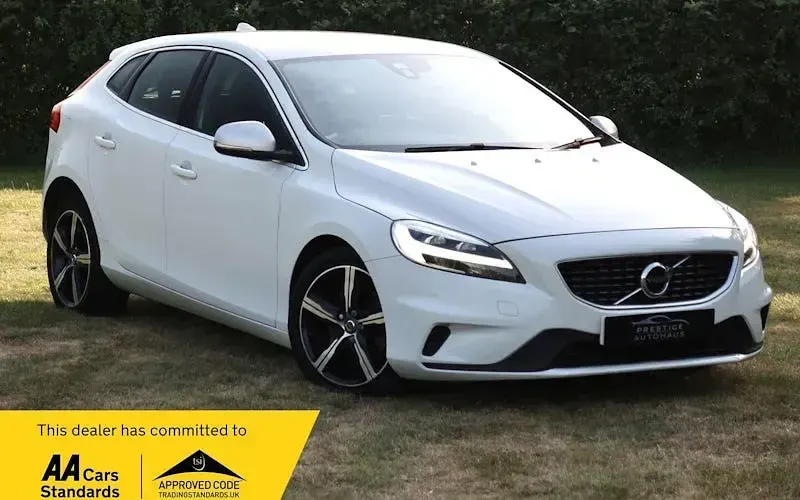 Begagnad Volvo V40 R-Design 122 HK (89 kW) 2019 Halvkombi