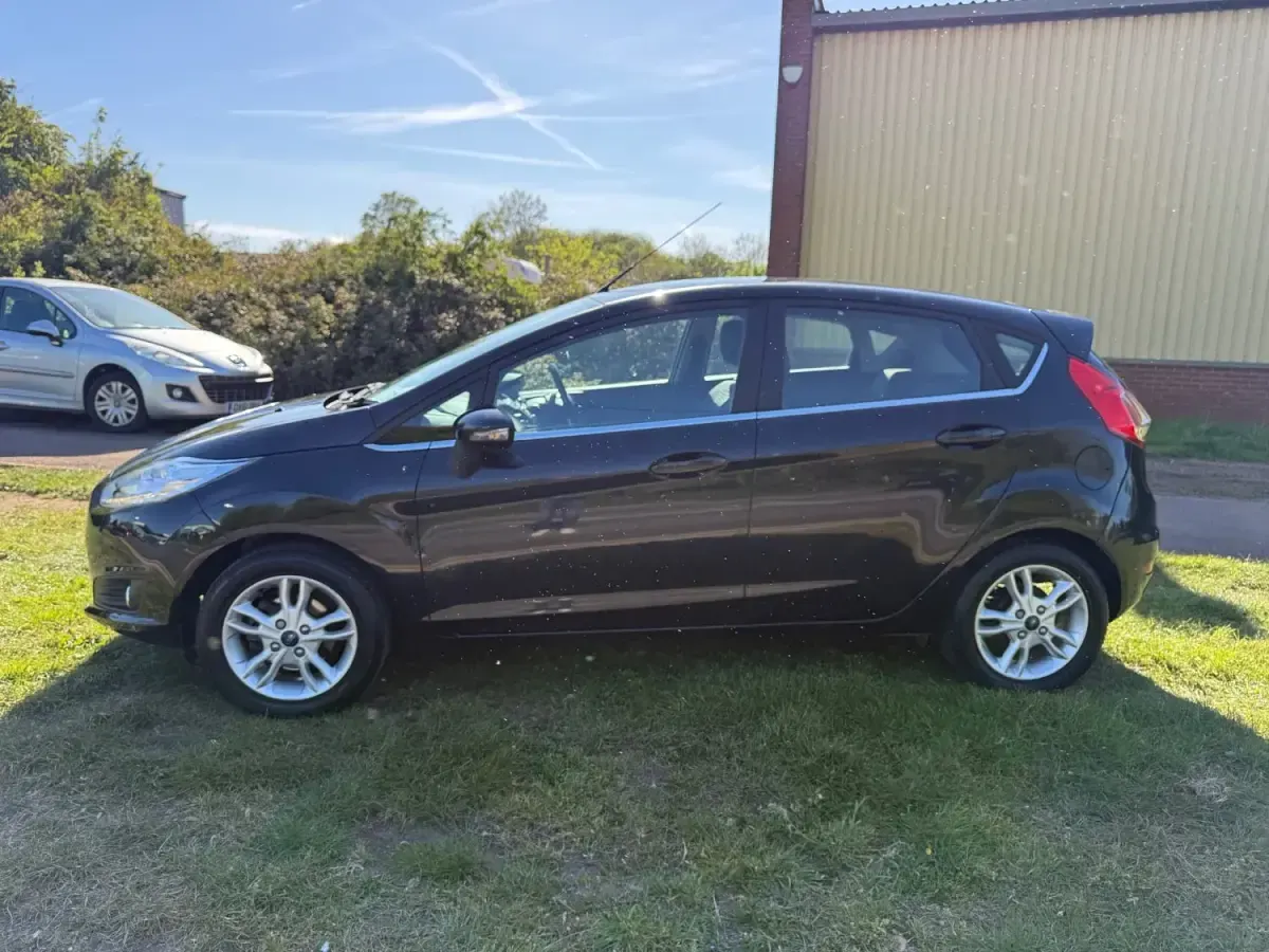Usado Ford Fiesta Zetec 82 HP (60 kW) 2016 Preto Citadino
