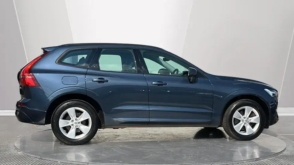 Used Volvo XC60 Momentum 197 HP (144 kW) 2022 Blue SUV