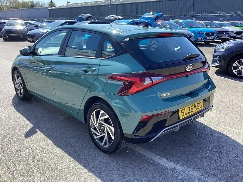 Used Hyundai i20 Advanced 100 HP (73 kW) 2025 Green Hatchback