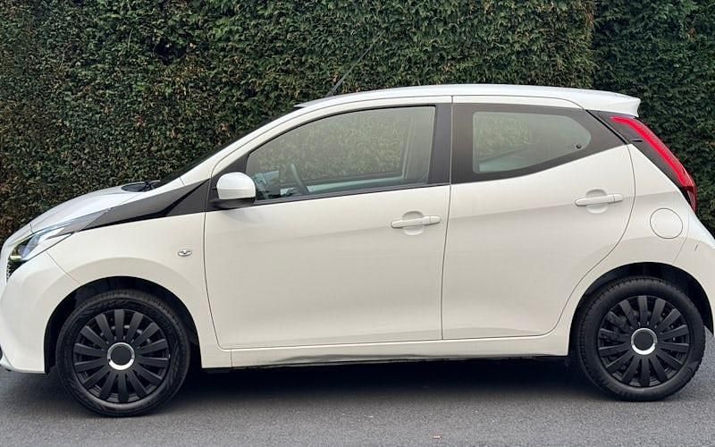 Used Toyota Aygo X-play 72 HP (52 kW) 2020 Hatchback