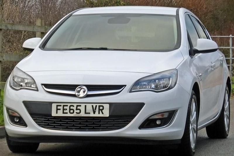 Used Vauxhall Astra Elite 2015 White Hatchback