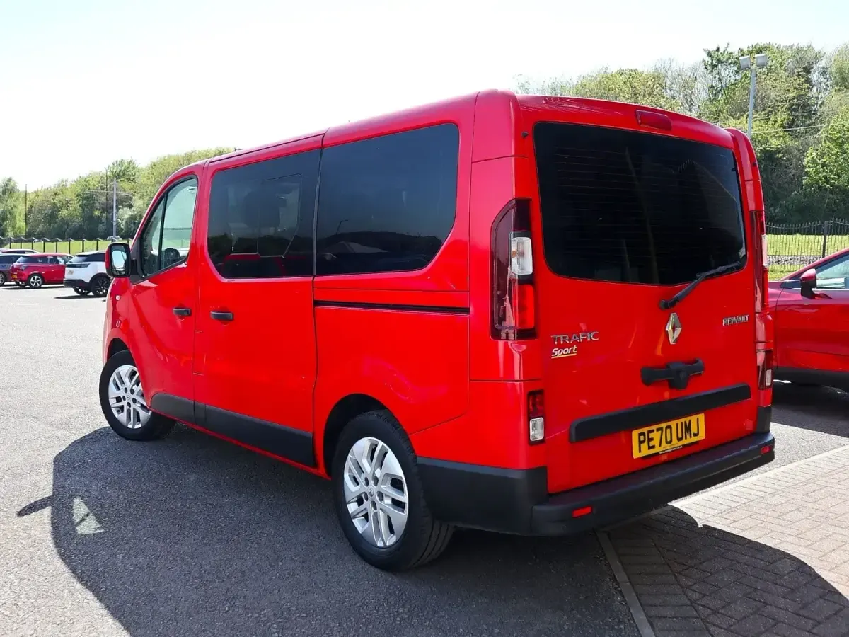Begagnad Renault Trafic 2020 Röd Minibuss