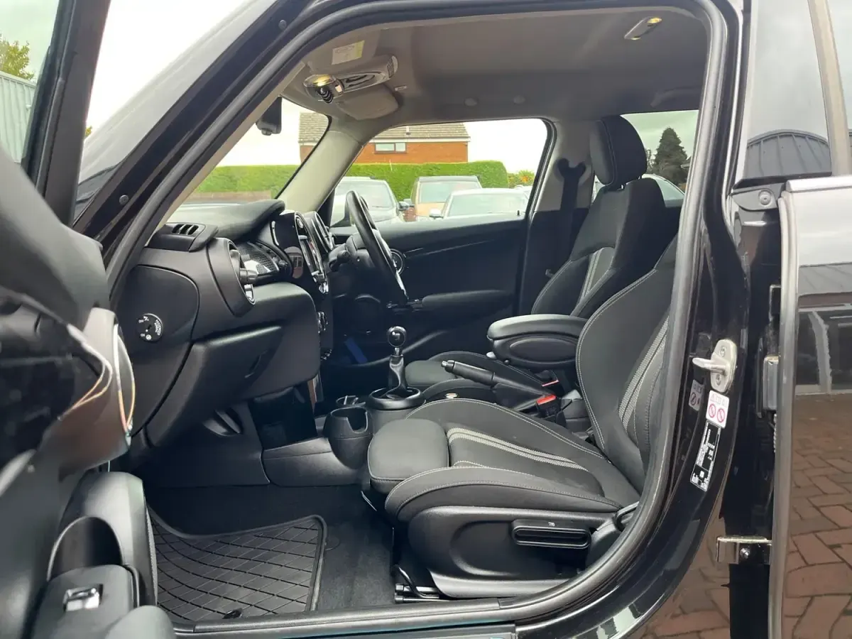 Używany Mini Cooper S Classic 2020 Czarny Hatchback