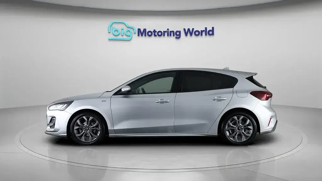 Begagnad Ford Focus ST-Line 125 HK (91 kW) 2024 Silver Halvkombi