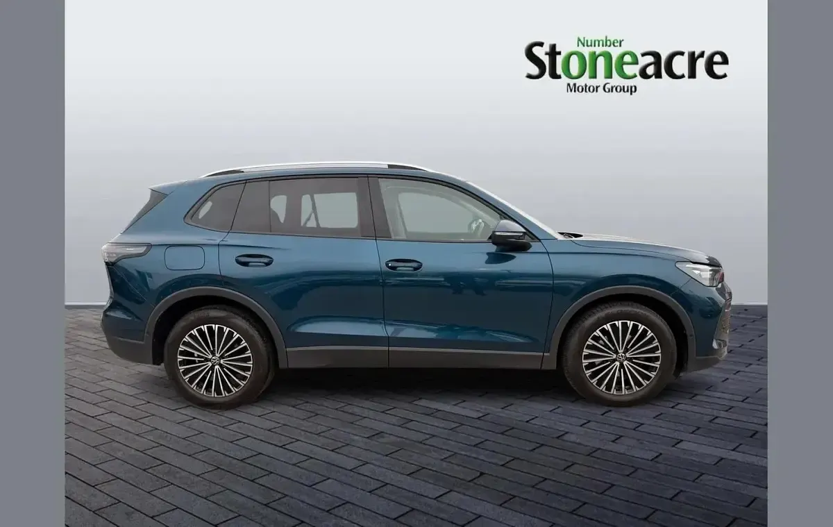 Begagnad VW Tiguan Match 147 HK (108 kW) 2024 Blå SUV