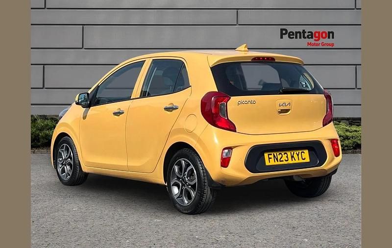 Used Kia Picanto 65 HP (47 kW) 2023 Yellow Hatchback