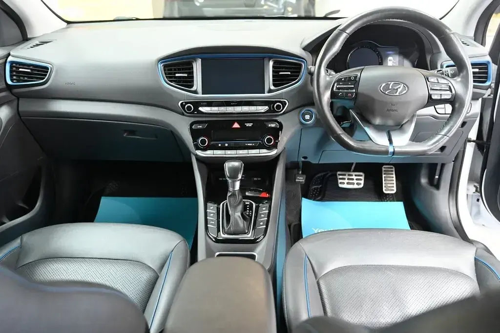 Used Hyundai Ioniq Premium SE 141 HP (103 kW) 2017 White Hatchback