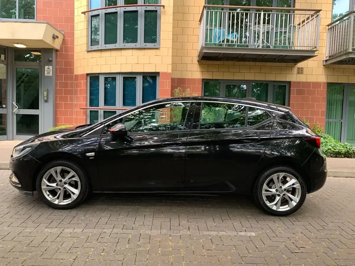Used Vauxhall Astra SRi 103 HP (75 kW) 2016 Black Hatchback