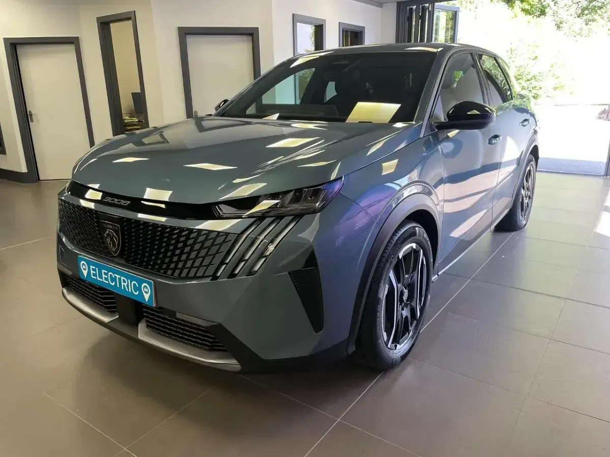 Used Peugeot e-3008 Allure 152 kW (207 HP) 2024 Blue SUV