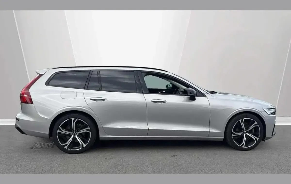 Used Volvo V60 Plus 194 HP (142 kW) 2025 Silver Estate