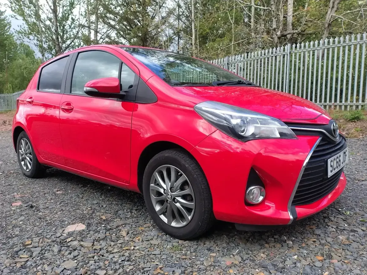Used Toyota Yaris 99 HP (72 kW) 2017 Red Hatchback