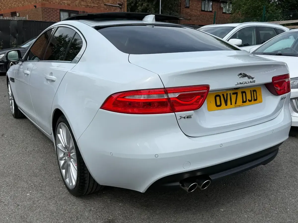 Używany Jaguar XE Portfolio 2017 Biały Sedan/Limuzyna
