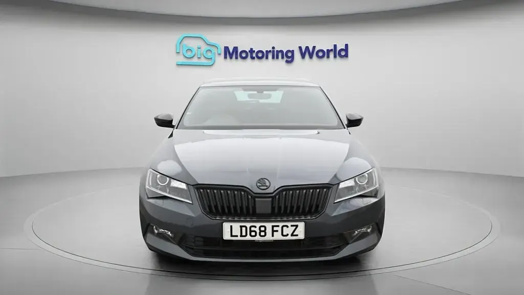 Gebraucht Skoda Superb SportLine 150 PS (110 kW) 2018 Grau Kleinwagen