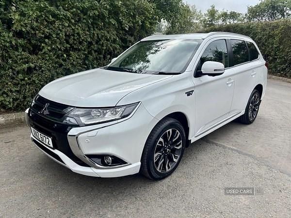 White Used 2018 Mitsubishi Outlander P-HEV Estate | £12,995 (Fair price) - Image 1/4
