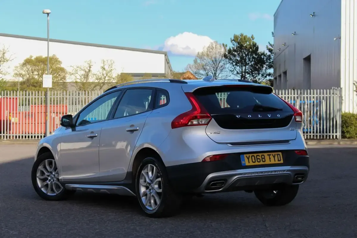 Używany Volvo V40 Plus 2019 Srebrny Hatchback