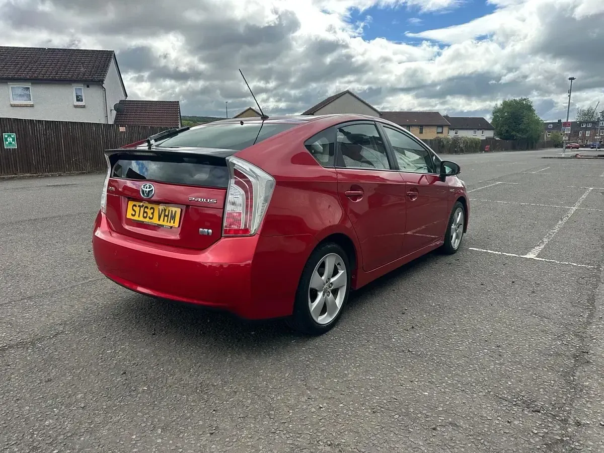 Used Toyota Prius T4 2014 Red Hatchback