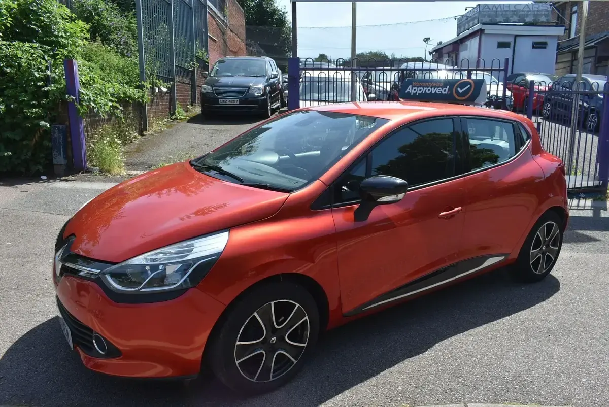 Used Renault Clio Dynamique 75 HP (55 kW) 2015 Red Hatchback