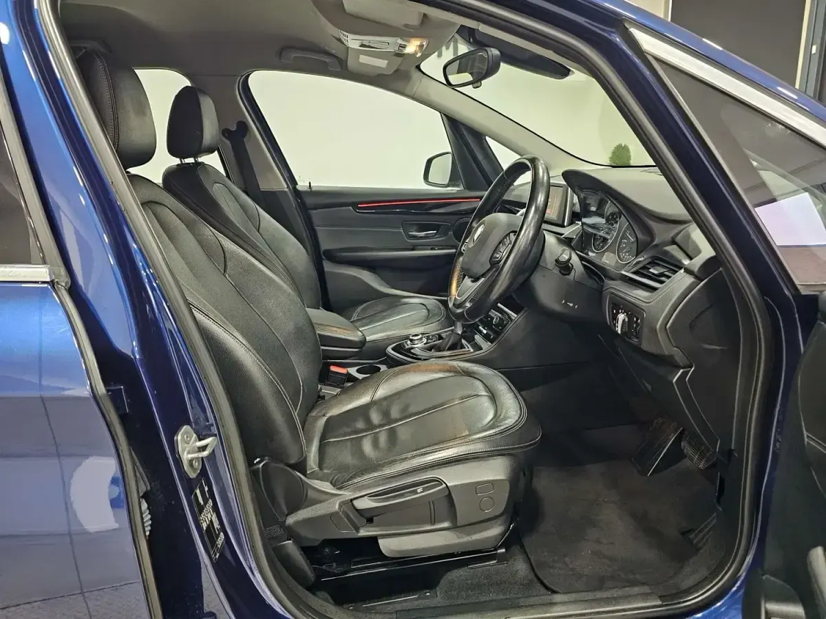 Begagnad BMW 218 Luxury Line 2016 Blå Minibuss