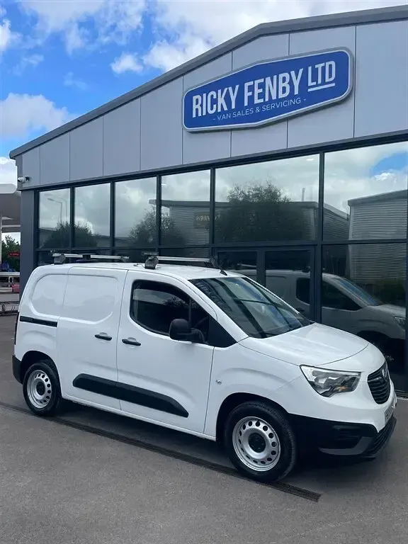 Used Vauxhall Combo Edition 100 HP (73 kW) 2019 White MPV