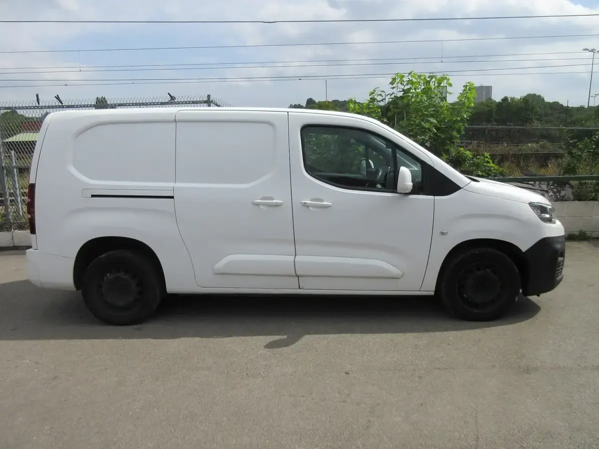 Used Citroën Berlingo Start 100 HP (73 kW) 2019 White MPV