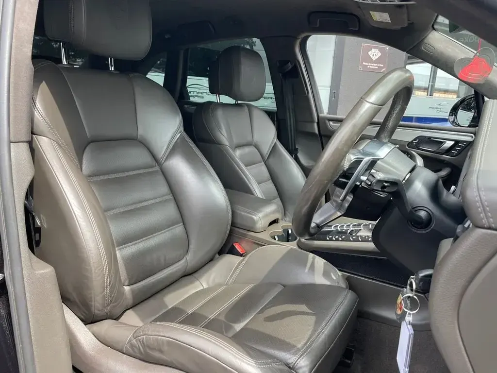 Used Porsche Macan Turbo 440 HP (323 kW) 2020 Black SUV