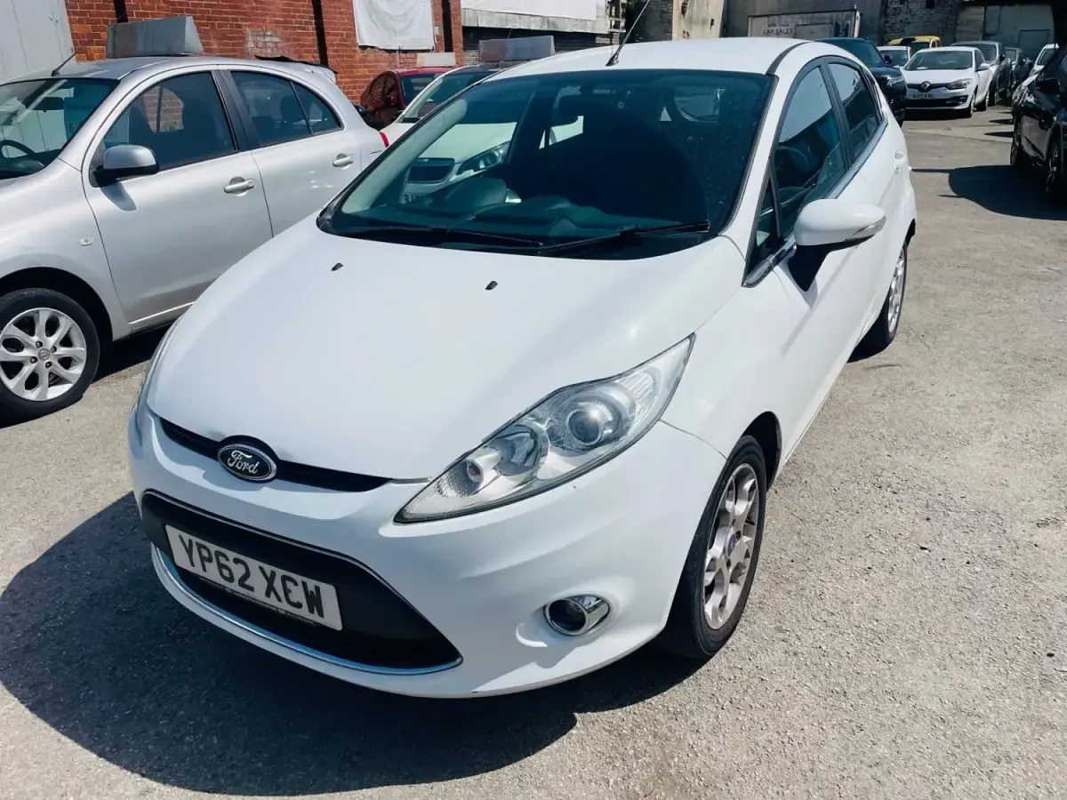 Usado Ford Fiesta Zetec 70 HP (51 kW) 2012 Branco Citadino