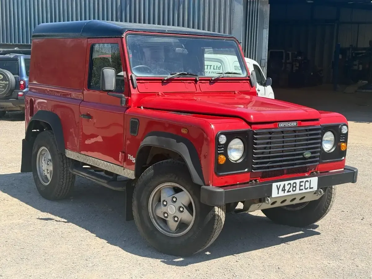 Used Land Rover Defender 90 HP (66 kW) 2001 Red