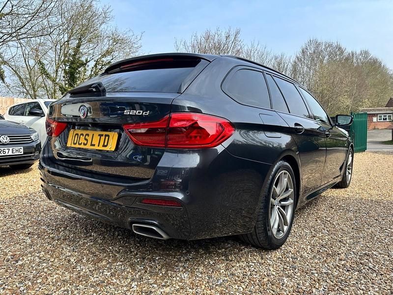Usado BMW 520 M Sport 2017 Gris Familiar