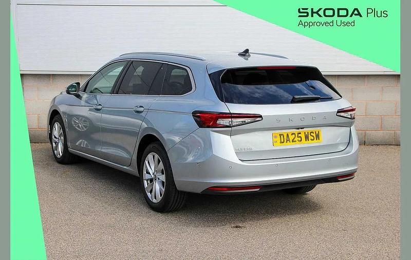 Usado Skoda Superb SE Technology 150 CV (110 kW) 2025 Plateado Familiar