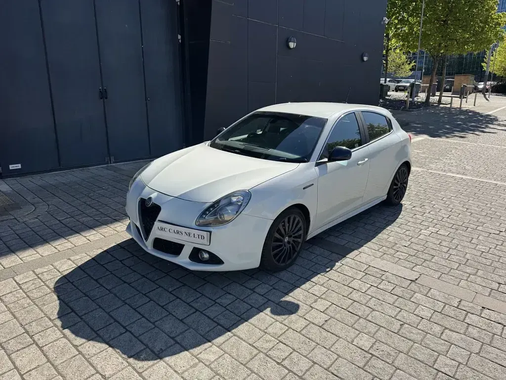Used Alfa Romeo Giulietta Exclusive 170 HP (125 kW) 2014 White Hatchback