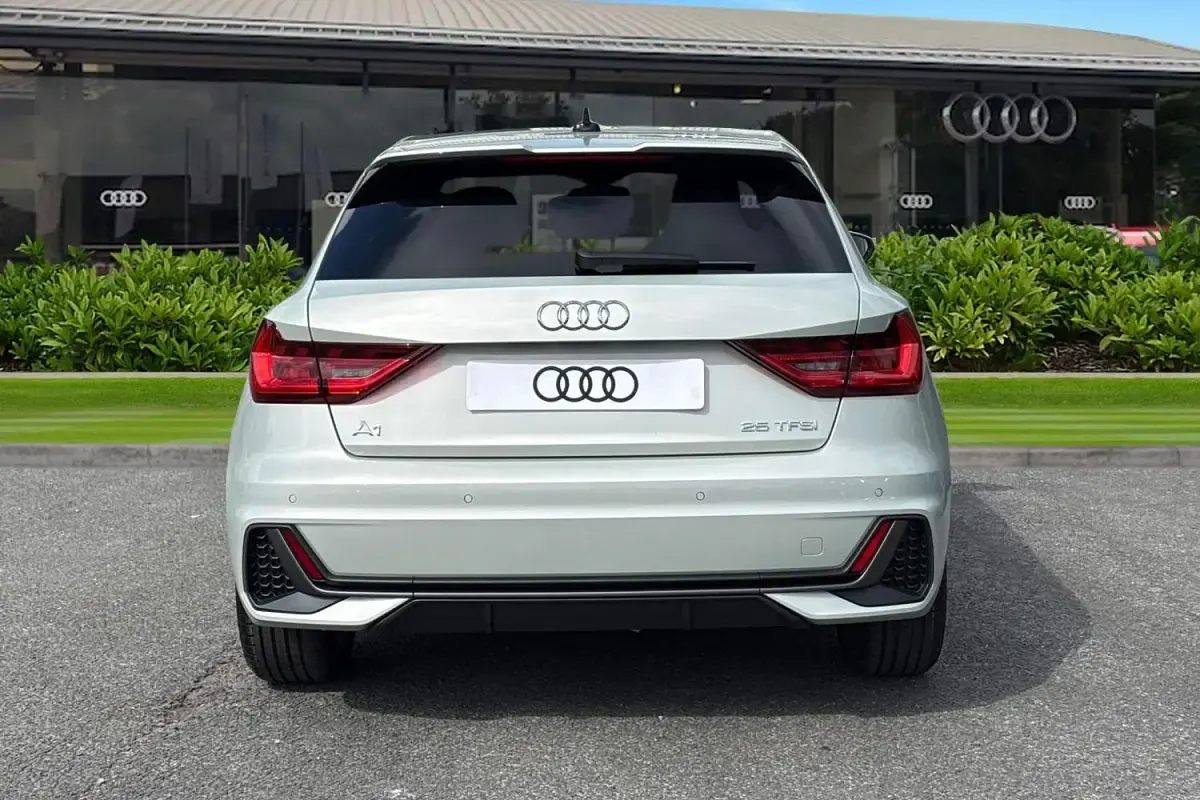 Nouă Audi A1 Sportback S-Line 110 CP (80 kW) 2026 Argintiu Hatchback
