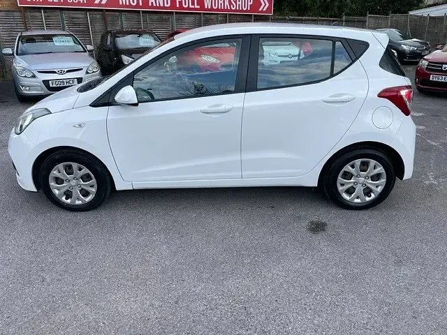 Used Hyundai i10 SE 87 HP (63 kW) 2015 White Hatchback