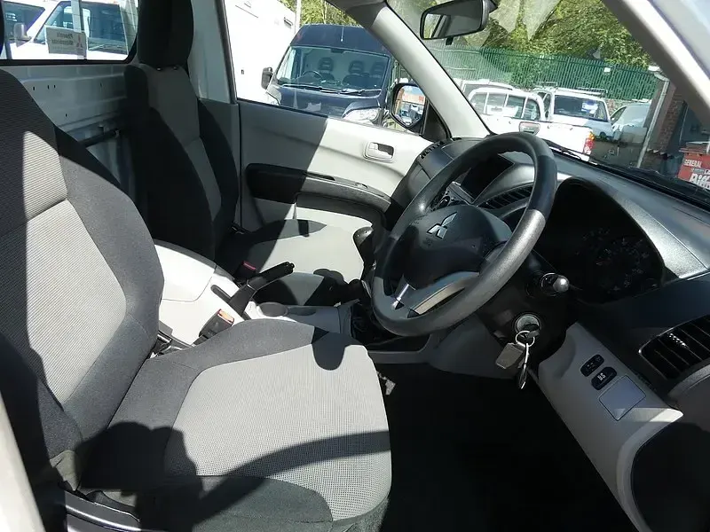Second-hand Mitsubishi L200 134 CP (98 kW) 2012 Alb Pickup