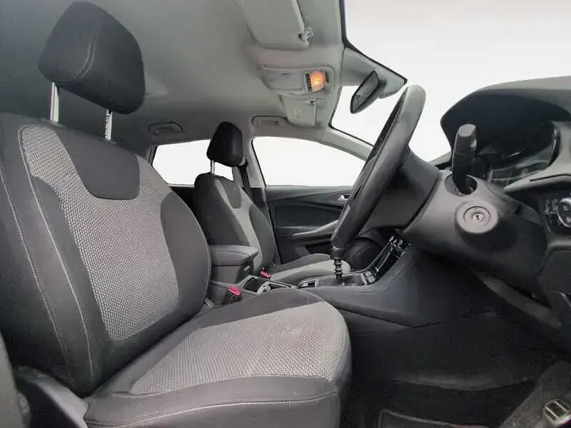 Used Vauxhall Grandland X Design Edition 130 HP (95 kW) 2019 White SUV